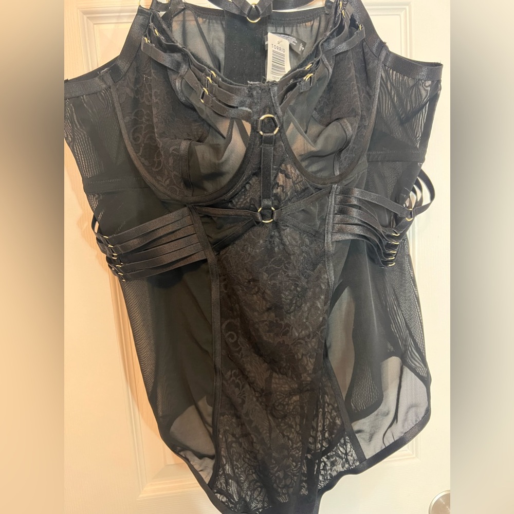 TORRID STRAPS AND RINGS SATIN BODYSUIT SZ 4 NWT